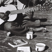 Deck guitar